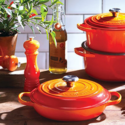 Lire la suite à propos de l’article LE CREUSET et sa cocotte en fonte design et fonctionnelle.